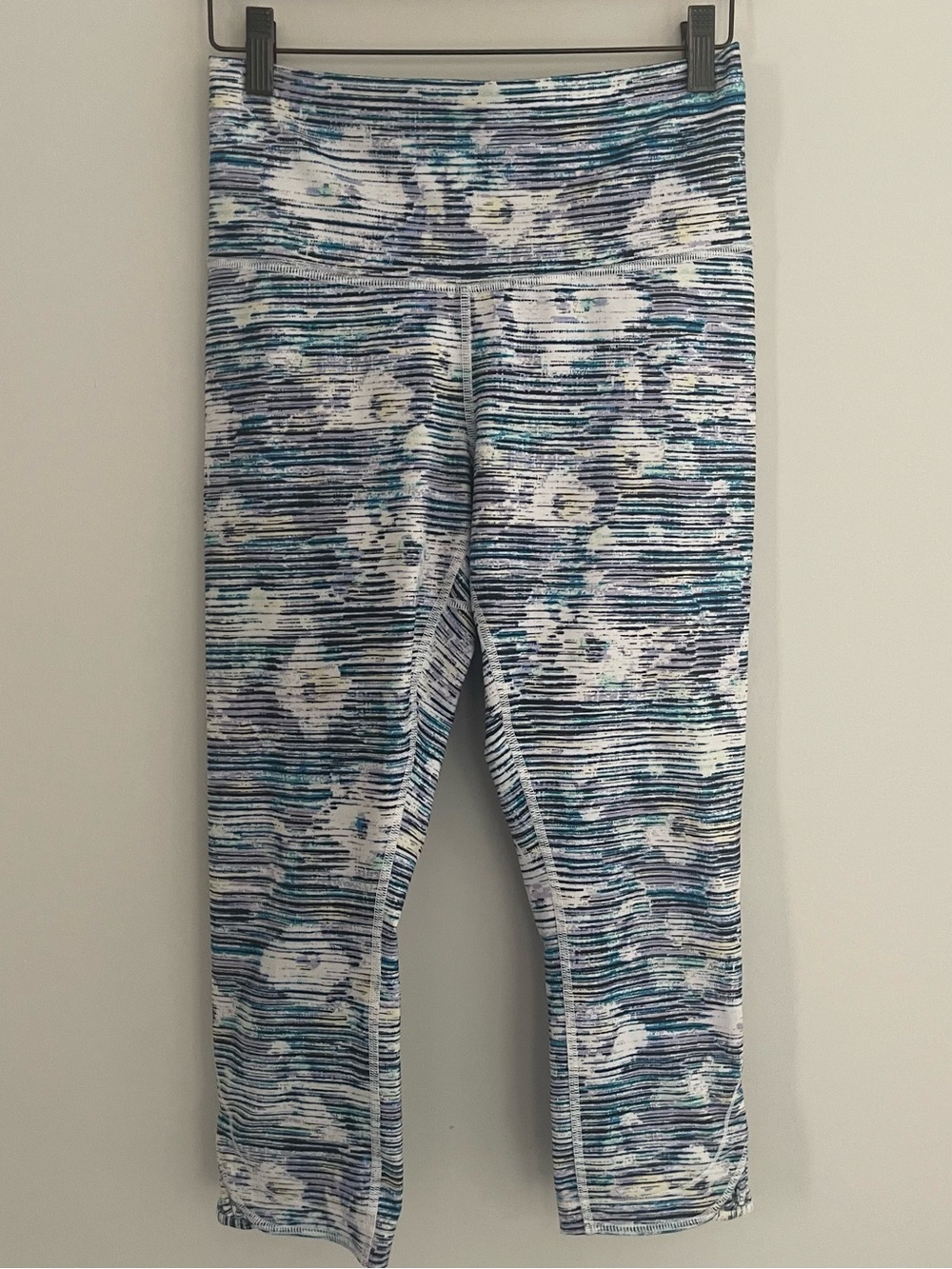 Lululemon Blue Floral Striped Capri Leggings women’s size M
